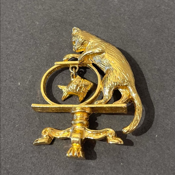Gold tone cat and fish bowl brooch. Fish moves. - Picture 3 of 5